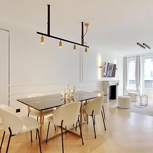 https://stunning-apartment-with-view-at-the-very-hearth-of.fr-paris.fr